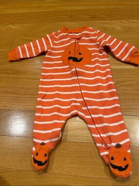Carter’s Halloween baby pumpkin sleeper size 3 months .